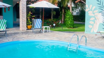 Alberca al aire libre, acceso de 08:00 a 20:00, y camastros