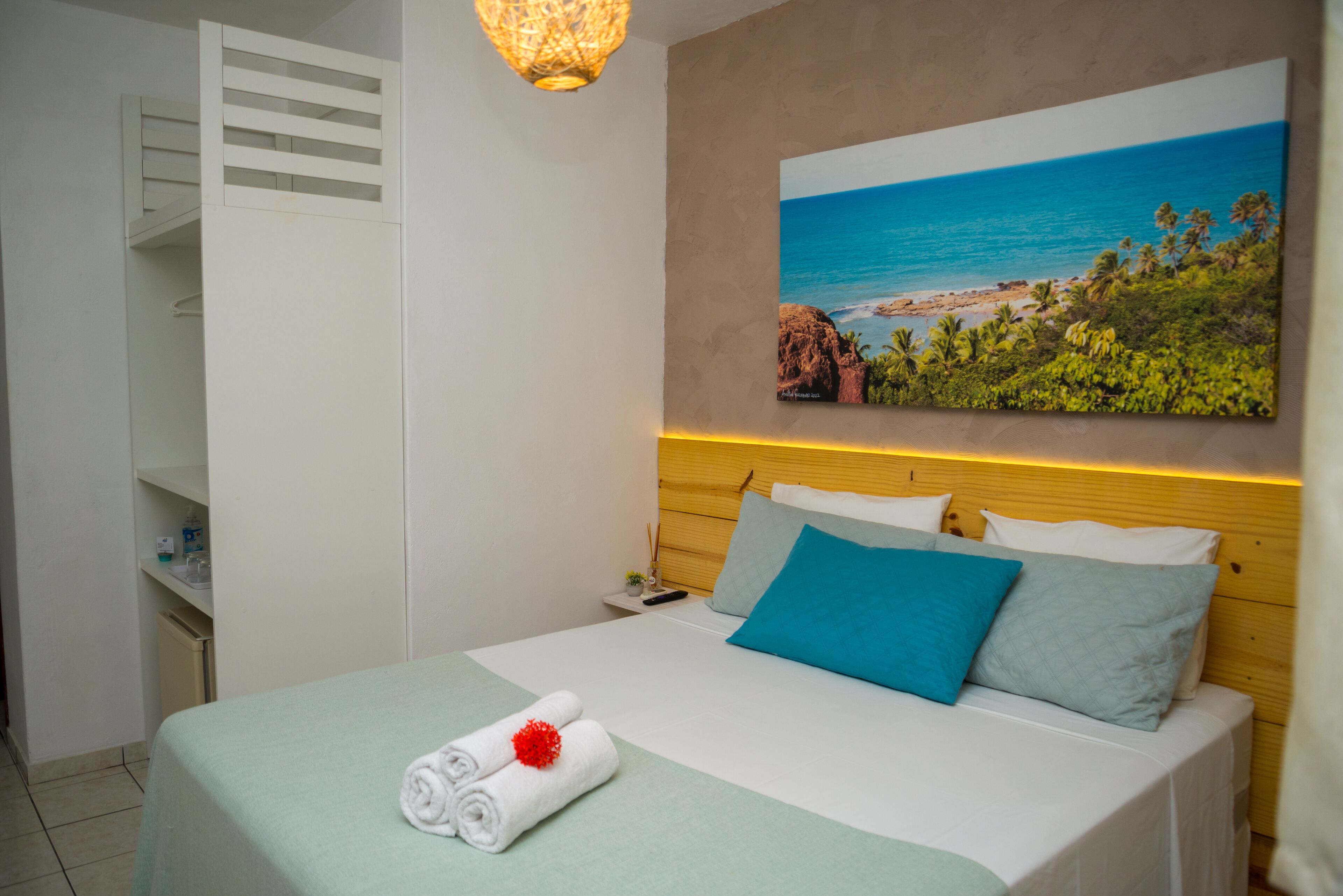 Minibar, wifi gratis y ropa de cama 