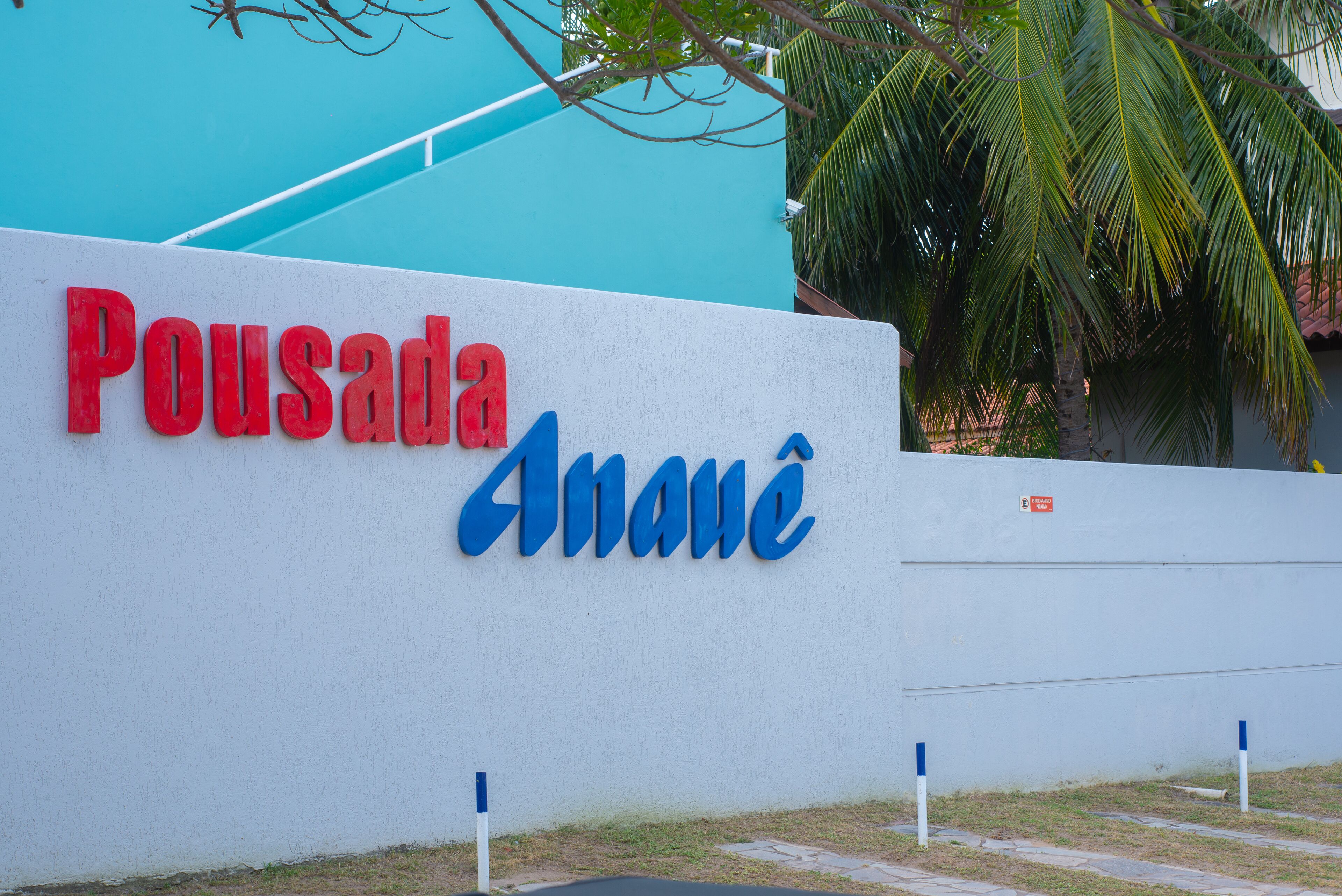 Une enseigne sur laquelle on peut lire « Pousada Anã » en lettres rouges et bleues.