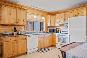 Kühlschrank, Mikrowelle, Ofen, Kochgeschirr/Geschirr/Besteck