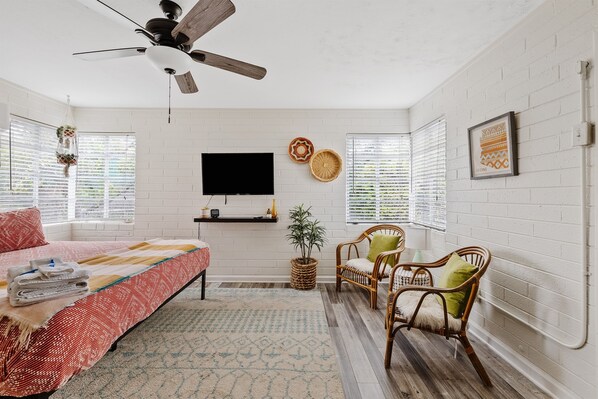 1 slaapkamer, een strijkplank/strijkijzer, gratis wifi, beddengoed