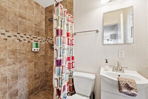 Dusj, hårføner og håndklær