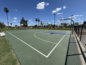 Sport court - Putt Golf & Hot Tub | By ASU Mill Ave Airport (Tempe)