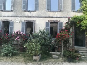 Exterior detail - Gîte in a large farmhouse (Valravillon)