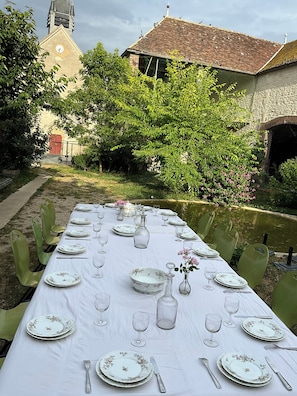 Outdoor banquet area - Large Burgundy gîte near Chablis - Auxerre ideal for families & reunions (Valravillon)