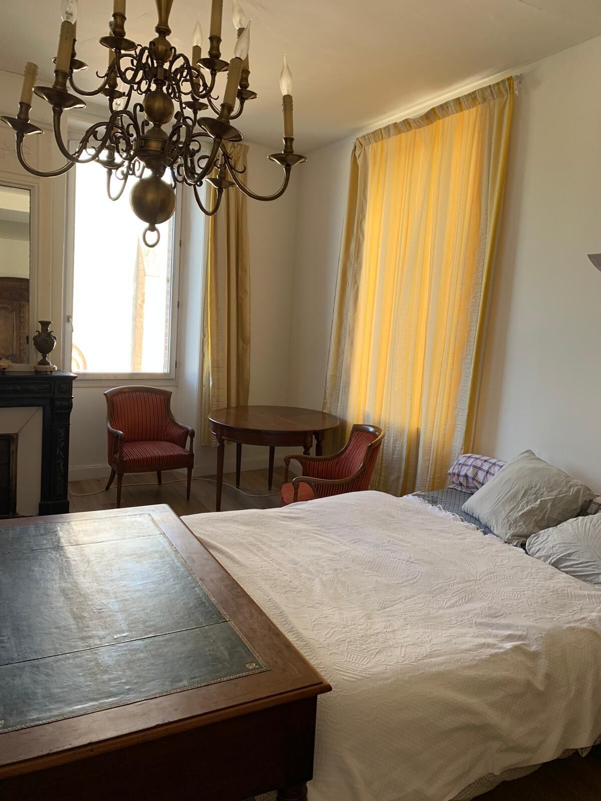 8 slaapkamers, een bureau, een strijkplank/strijkijzer, reisbedje