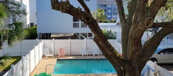 Conveniently located 5 Bedroom, Elevator, Private Pool, Steps from the beach
