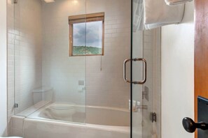 Ensemble baignoire-douche, séchoir à cheveux, shampooing