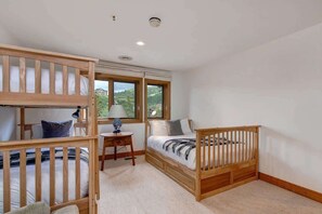 5 bedrooms, iron/ironing board, free WiFi, bed sheets
