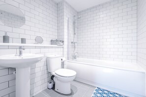 Luxury Apartment | Bathroom | Towels - 2 Bed Apartment Manchester by MCR Dens (Manchester)