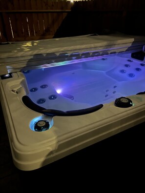 Outdoor spa tub - Leeland Luxe! ♨️Hot Tub along with Putting Green ♨️ EaDo Houston (Houston)
