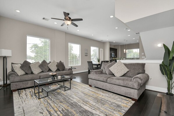 Smart TV, stereo - Leeland Luxe! ♨️Hot Tub along with Putting Green ♨️ EaDo Houston (Houston)