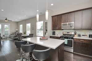 Fridge, microwave, oven, stovetop - Leeland Luxe! ♨️Hot Tub along with Putting Green ♨️ EaDo Houston (Houston)