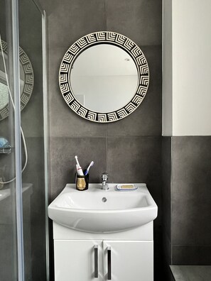 Dusche, Haartrockner, Handtücher, Seife