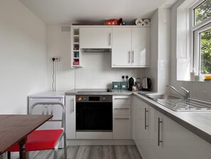 Fridge, oven, stovetop, coffee/tea maker