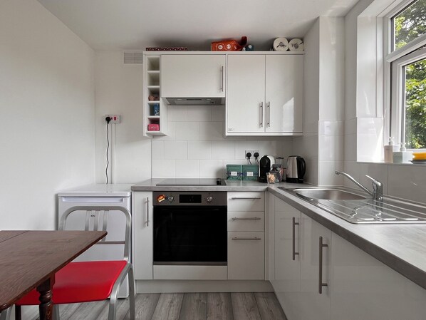Fridge, oven, stovetop, coffee/tea maker