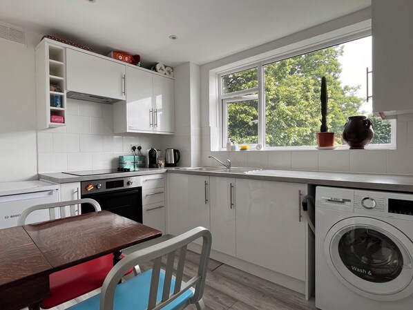 Fridge, oven, stovetop, coffee/tea maker