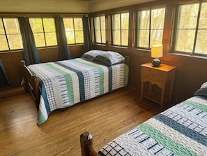 1 bedroom, free WiFi, bed sheets - Vintage 1937 Rustic/Updated Cabin on Lake Hamilton. Dock, Fishing, Pet Friendly! (Hot Springs National Park)