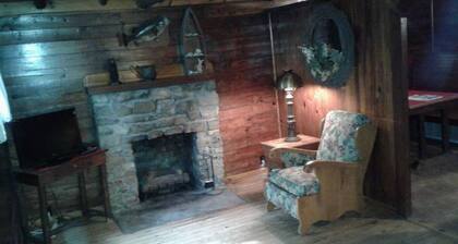 FIVE POINTS~LAKE HAMILTON: Cabin#2 ~ 1BR w/2 Full Beds, Futon in LR, Full Kitchen, Breakfast "Fixins" Provided