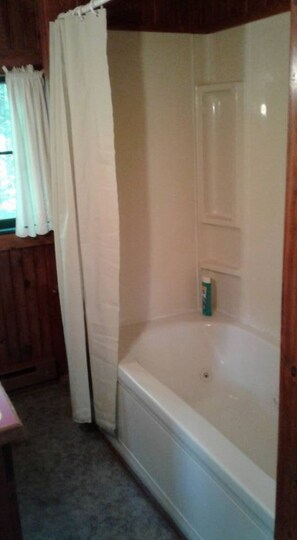 Combined shower/bathtub, jetted bath, towels