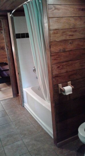 Combined shower/tub, towels