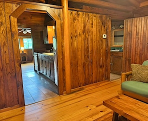 Un interior de madera con cocina, comedor y baño.