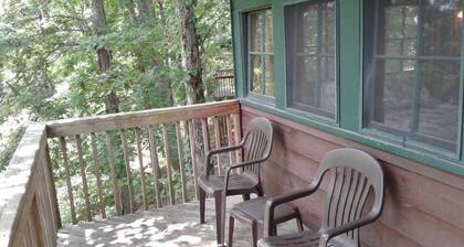 FIVE POINTS~LAKE HAMILTON: Cabin#C ~ 1BR w/Queen Bed, Futon in LR, Full Kitchen, Breakfast "Fixins" Provided, Jetted Tub, Balcony Deck off BR