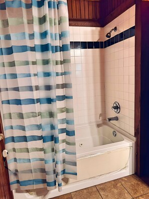 Combined shower/bathtub, jetted bath, towels - FIVE POINTS~LAKE HAMILTON: Cabin#C ~ 1BR w/Queen Bed,  Futon in LR, Full Kitchen, Breakfast "Fixins" Provided, Jetted Tub, Balcony Deck off BR (Hot Springs National Park)