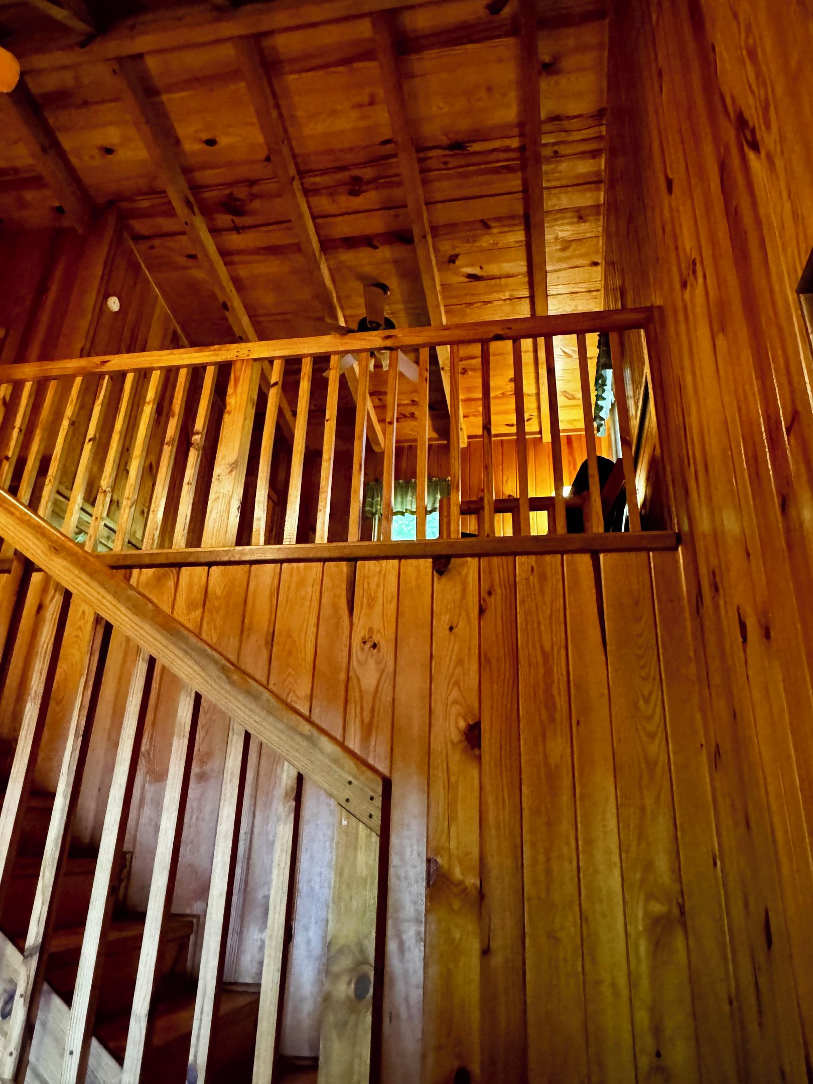 Un intérieur en bois avec un escalier menant à un niveau supérieur.