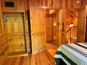 3 bedrooms, bed sheets - FIVE POINTS~LAKE HAMILTON: Cabin#E ~ 2 Story, 3BR w/Queen Beds,  Futons in LR & Loft, Full Kitchen, Breakfast "Fixins" Provided, 2 Baths (Upstairs has Jetted Tub), Large Covered Porch, Right by the Water (Hot Springs National Park)
