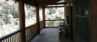 FIVE POINTS~LAKE HAMILTON: Cabin#F ~ 2 Story, 3BR w/Queen Beds,  Futons in LR & Loft, Full Kitchen, Breakfast "Fixins" Provided, 2 Baths (Upstairs has Jetted Tub), Large Covered Porch, Right by the Water