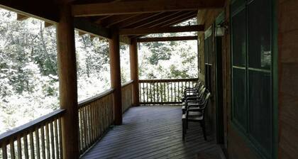 FIVE POINTS~LAKE HAMILTON: Cabin#F ~ 2 Story, 3BR w/Queen Beds, Futons in LR & Loft, Full Kitchen, Breakfast "Fixins" Provided, 2 Baths (Upstairs has Jetted Tub), Large Covered Porch, Right by the Water
