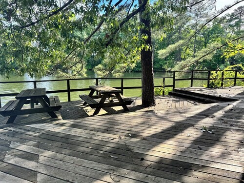 F-CATCH YA LATER! Vintage Style Lakefront Cabin-Swim-Fish-Docks-Pet Friendly!