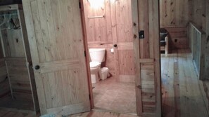 Tina con regadera, tina de hidromasaje, toallas 