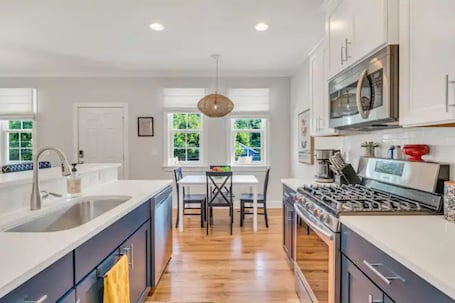 Fridge, microwave, oven, stovetop. COZY SUN FILLED HOME / MODERN VILLA NEAR DOWNTOWN