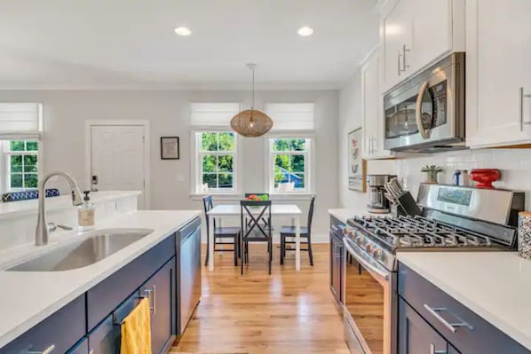 Fridge, microwave, oven, stovetop - COZY SUN FILLED HOME / MODERN VILLA NEAR DOWNTOWN (Durham)
