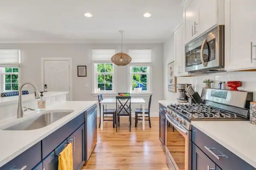 COZY SUN FILLED HOME / MODERN VILLA NEAR DOWNTOWN