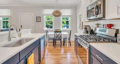 COZY SUN FILLED HOME / MODERN VILLA NEAR DOWNTOWN