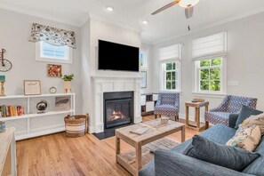 Smart TV, fireplace, books - COZY SUN FILLED HOME / MODERN VILLA NEAR DOWNTOWN (Durham)