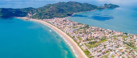 Una playa cerca, arena blanca, 14 bares en la playa