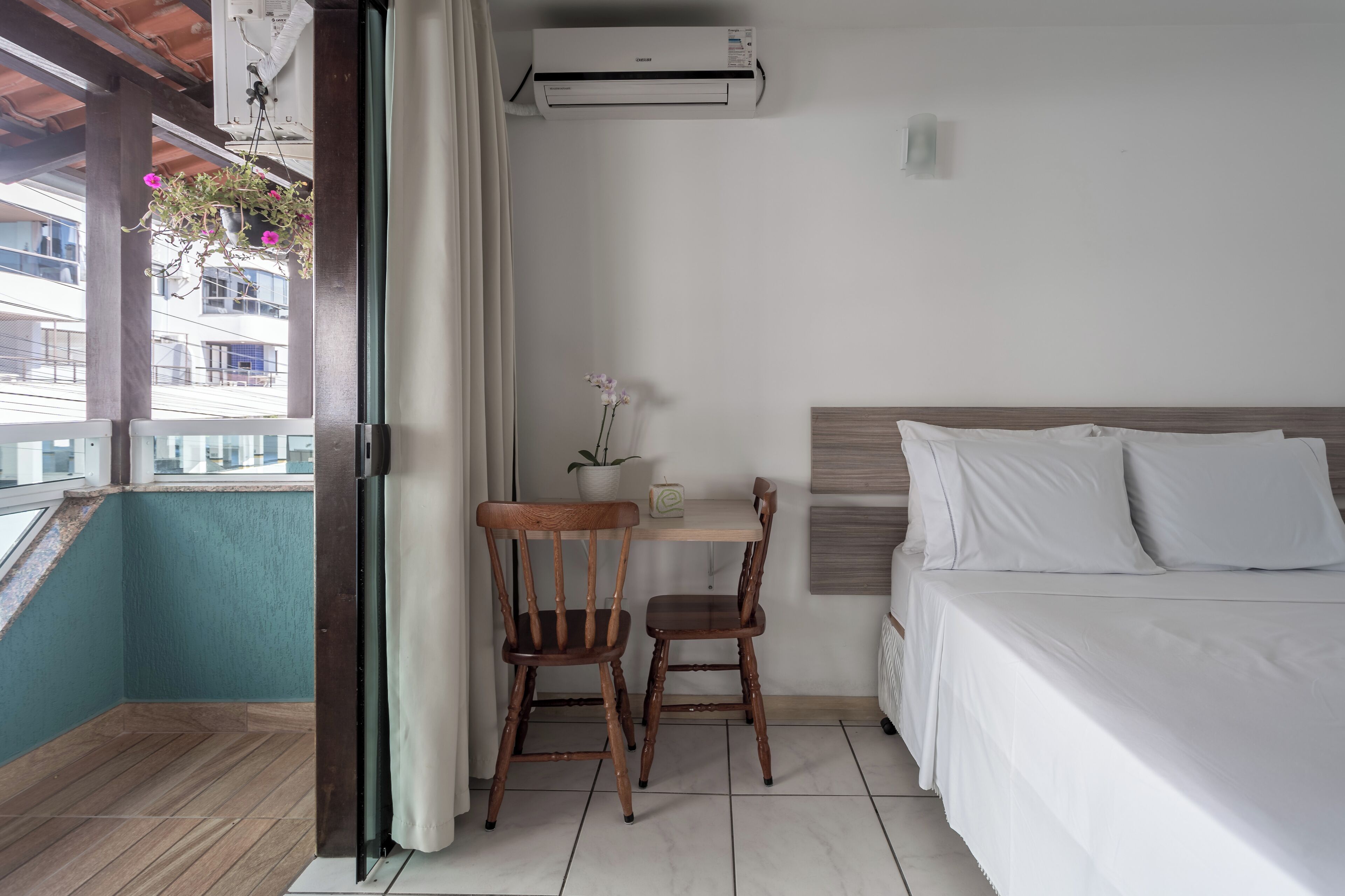 Quarto casal (Suite Casal com Sacada) | Cortinas blackout, ferros/tábuas de passar roupa, Wi-Fi de cortesia