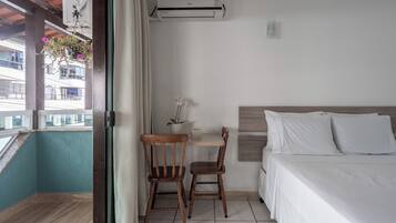 Quarto casal (Suite Casal com Sacada) | Cortinas blackout, ferros/tábuas de passar roupa, Wi-Fi de cortesia