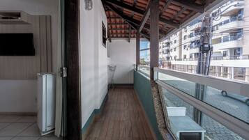Double Room (Suite Casal com Sacada) | Blackout drapes, iron/ironing board, free WiFi