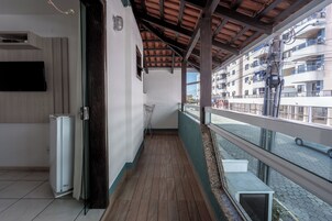 Cortinas blackout, tabla de planchar con plancha y wifi gratis 