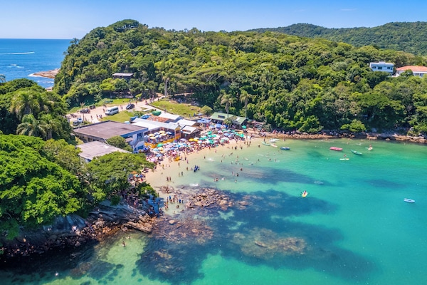 Beach nearby, white sand, 14 beach bars
