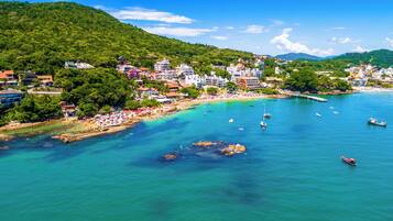 Una playa cerca, arena blanca, 14 bares en la playa
