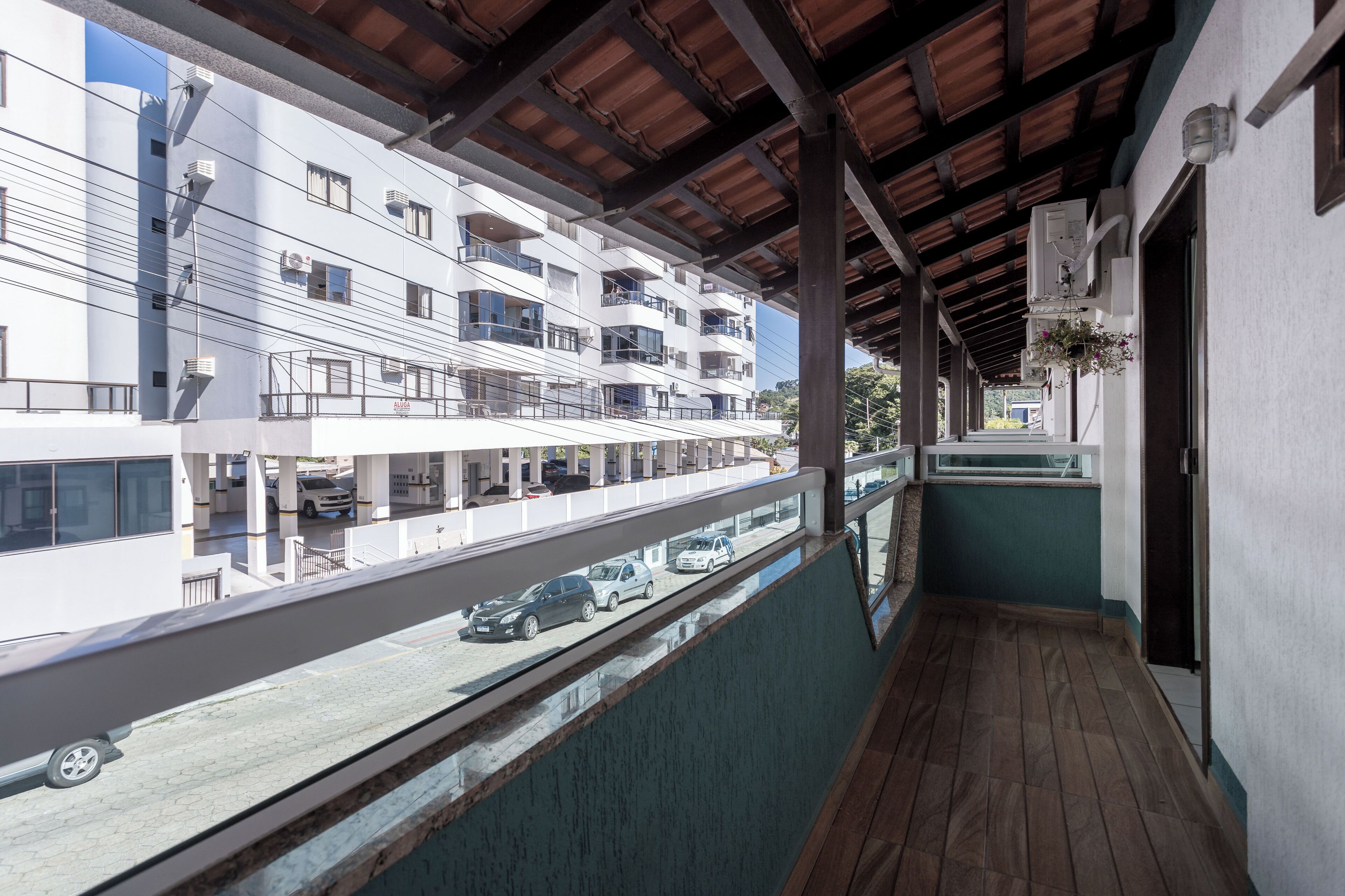 Quarto casal (Suite Casal com Sacada) | Cortinas blackout, ferros/tábuas de passar roupa, Wi-Fi de cortesia