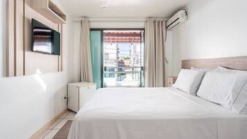 Quarto casal (Suite Casal com Sacada) | Cortinas blackout, ferros/tábuas de passar roupa, Wi-Fi de cortesia