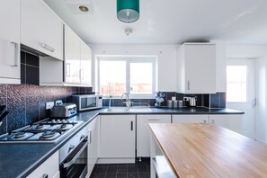 Casa familiar | Cocina privada | Frigorífico grande, microondas, horno y placa de cocina