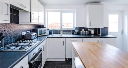 5 Bed House Manchester by MCR Dens